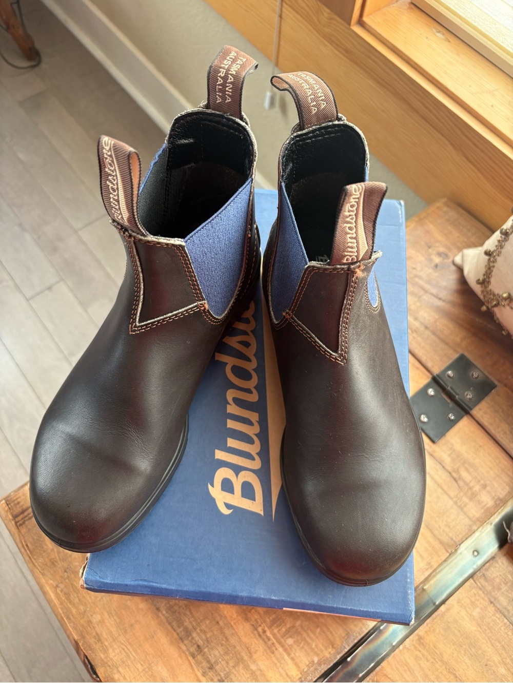 Blundstone Women’s Boots - Dark Brown with Navy Elastic - Picture 11 of 11